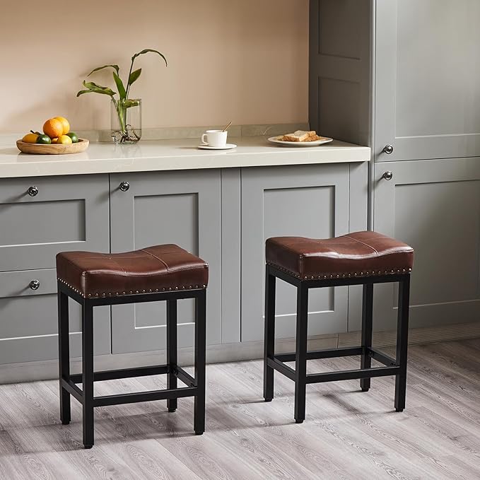 DUMOS Saddle Bar Stools Set of 2, 24 Inch Counter Height Stools with PU Leather Upholstery, 250 lb Weight Capacity, Bar Height Stools with Footrest for Kitchen Island, Dining, Cafe, Modern Brown