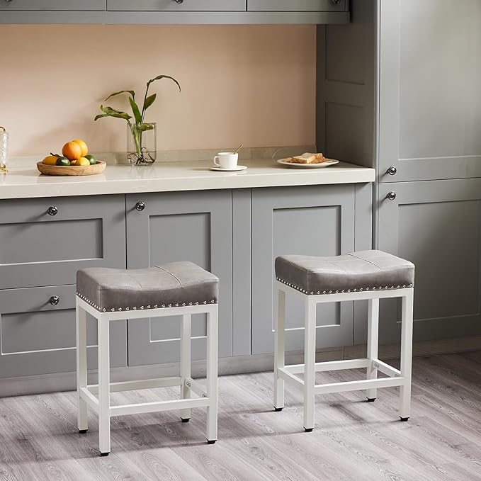 DUMOS Saddle Bar Stools Set of 4, 24 Inch Counter Height Stools with Curved PU Leather Surface, 3.7" Thick Upholstery Bar Height Stools with Footrest for Kitchen Island, Dining, Cafe, Gray