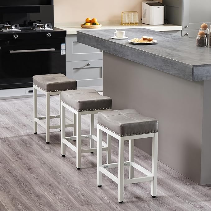 DUMOS Saddle Bar Stools Set of 4, 24 Inch Counter Height Stools with Curved PU Leather Surface, 3.7" Thick Upholstery Bar Height Stools with Footrest for Kitchen Island, Dining, Cafe, Gray
